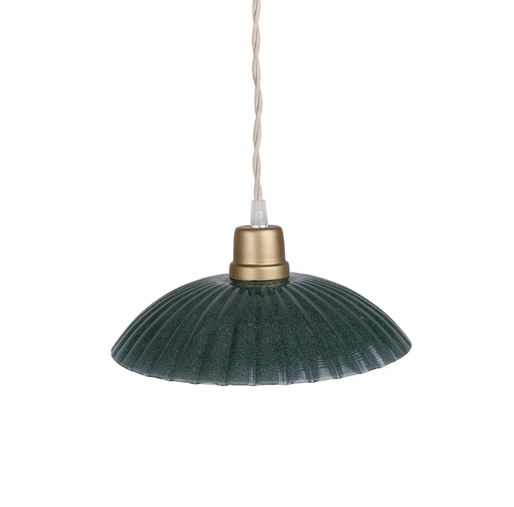 Ingrid Suuri Ø24 Vihreä ikkunavalaisin valmistajalta Strömshaga - Tummanharmaa vanerista valmistettu kattovalaisin, jossa laskostettu varjostin ja luonnonv&auml;rinen kierretty tekstiilijohto.
