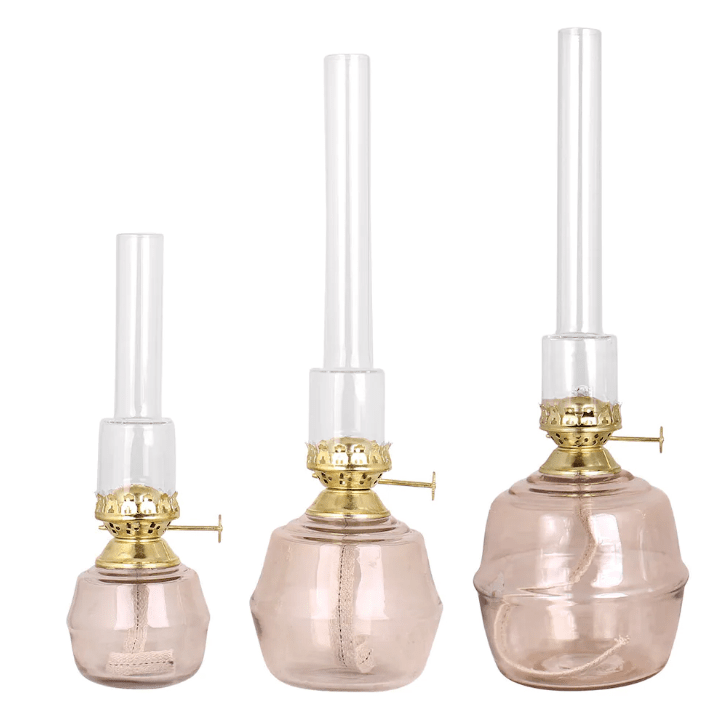 Kerosene Lamp Majken Small Vaaleanpunainen valmistajalta Strömshaga - Pienempi petrolilamppu v&auml;rillisess&auml; tuhkanpunaisessa lasissa, joka luo kauniin v&auml;ris&auml;vyn mutta samalla l&auml;pin&auml;kyv&auml;n pinnan.