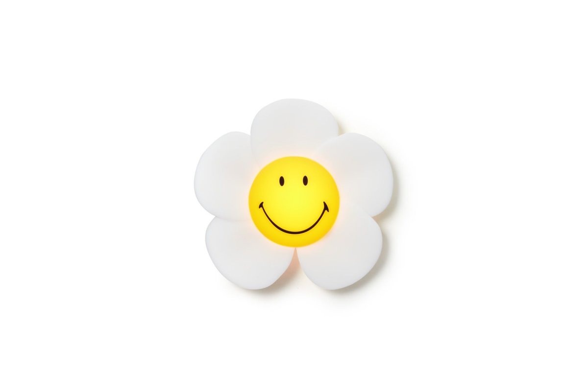 Smiley Daisy Day Light lasten valaisin valmistajalta Mr Maria - Smiley Daisy Day Light on ladattava sein&auml;valaisin, jossa on himmennett&auml;v&auml; LED-valol&auml;hde.