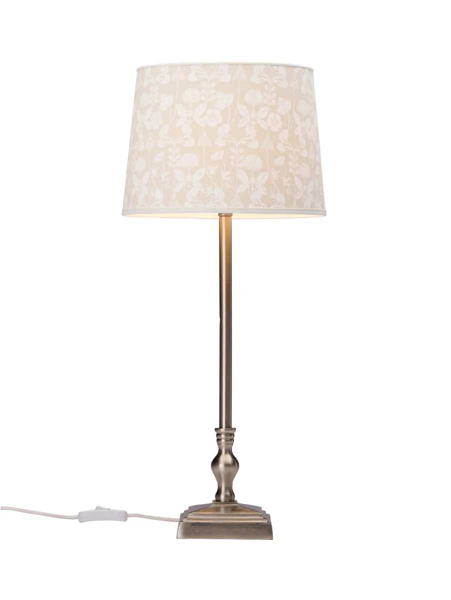 Lisa 58cm Kromi pöytävalaisin valmistajalta PR Home - Varjostin on kuvittanut suosittu taiteilija Carl Larsson, varjostimessa on valo sisällä ja siihen sopivat reunat.