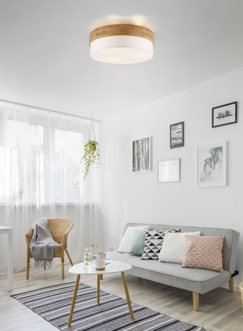 Seasons Ø50 Valkoinen plafondi valmistajalta Trio Lighting - Seasons-kattovalaisin yhdist&auml;&auml; yksinkertaiset muodot luonnonmateriaaleihin ja luo harmonisen ja kutsuvan tunnelman.