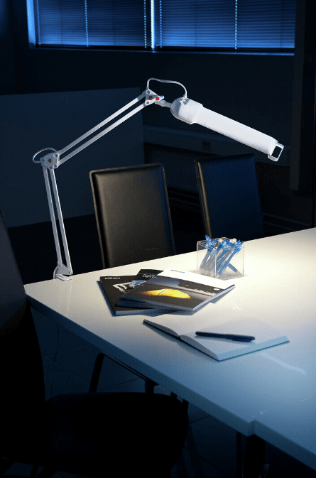 Campus Valkoinen nipistinvalaisin valmistajalta Airam - Klassinen p&ouml;yt&auml;valaisin LED-lampulla toimistoon, kotitoimistoon tai koulun p&ouml;yt&auml;&auml;n.