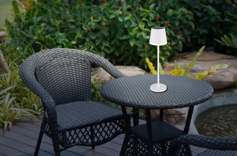 Bordslampa LED Valkoinen aurinkokennolamppu valmistajalta Globo Lighting - Den diskreta designen sm&auml;lter in i alla milj&ouml;er och med IP44-klassning &auml;r den t&aring;lig mot v&auml;der och vind.