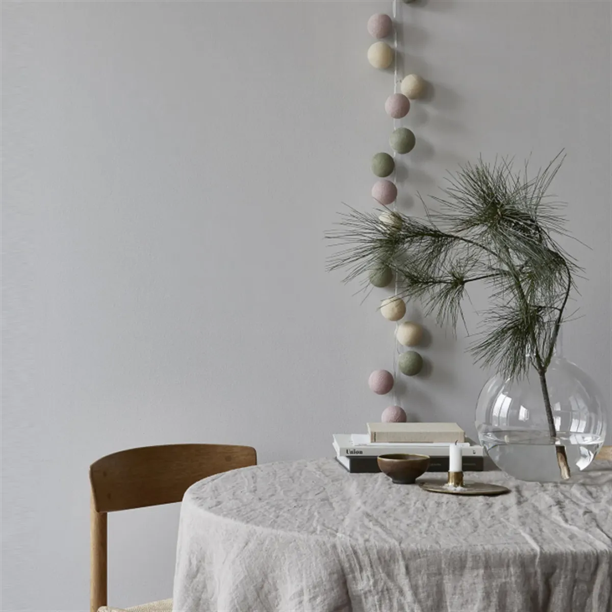 Irislights Dunes 20-lights Monivärinen valmistajalta Irislights - Sarja koostuu k&auml;sintehdyist&auml; vaaleanvihreist&auml;, vaaleanpunaisista ja beigeist&auml; palloista, jotka p&auml;&auml;st&auml;v&auml;t LED-sarjan valon l&auml;pi hajallaan ja tunnelmallisella tavalla.