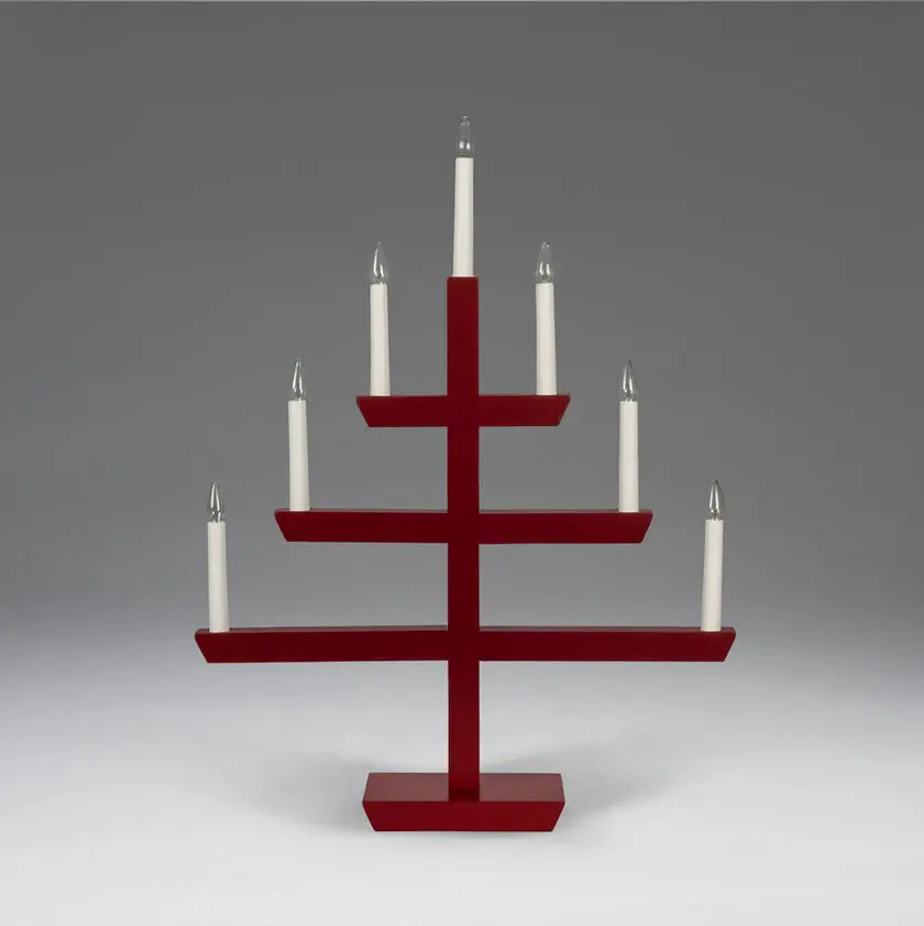 Wooden Candelabra 7 Lights PUNAINEN valmistajalta Konstsmide - tyylik&auml;s muotoilu ja seitsem&auml;n kauniisti paistavaa valoa.