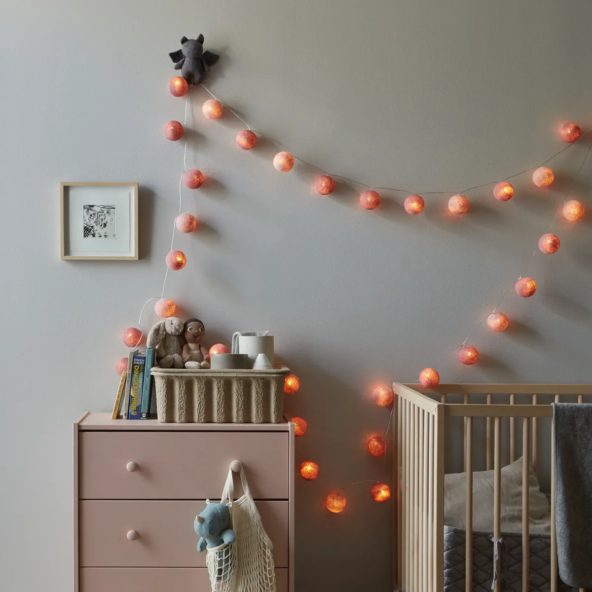Irislights French rose 20-lights Vaaleanpunainen valmistajalta Irislights - Irislightsin ranskanruusuinen valosarja levitt&auml;&auml; romanttista tunnelmaa kahdella vaaleanpunaisella s&auml;vyll&auml;&auml;n ja kodikkaalla, l&auml;mpim&auml;ll&auml; hehkullaan.
