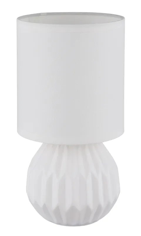 Sylas 23cm Valkoinen pöytävalaisin valmistajalta Globo Lighting - Den rundade keramiska basen i elegant vitt och den matchande cylindriska textilsk&auml;rmen skapar en harmonisk och modern estetik.