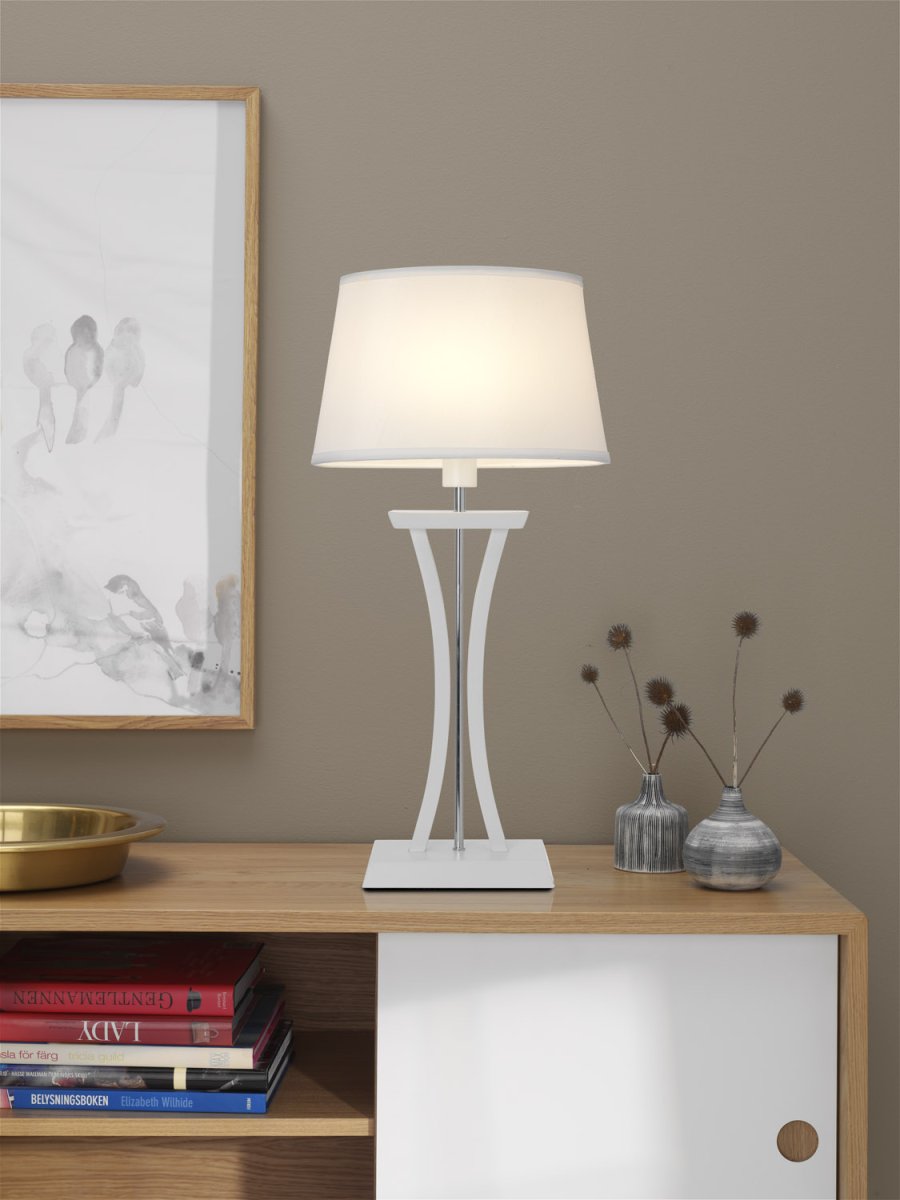 New Chelsea 60cm Valkoinen pöytävalaisin valmistajalta Cottex - Uusi Chelsea XL -pöytävalaisin valkoista puuta&auml; kromiset yksityiskohdat ja tyylikäs soikea näyttö, joka tarjoaa pehmeän ja miellyttävän valaistuksen.