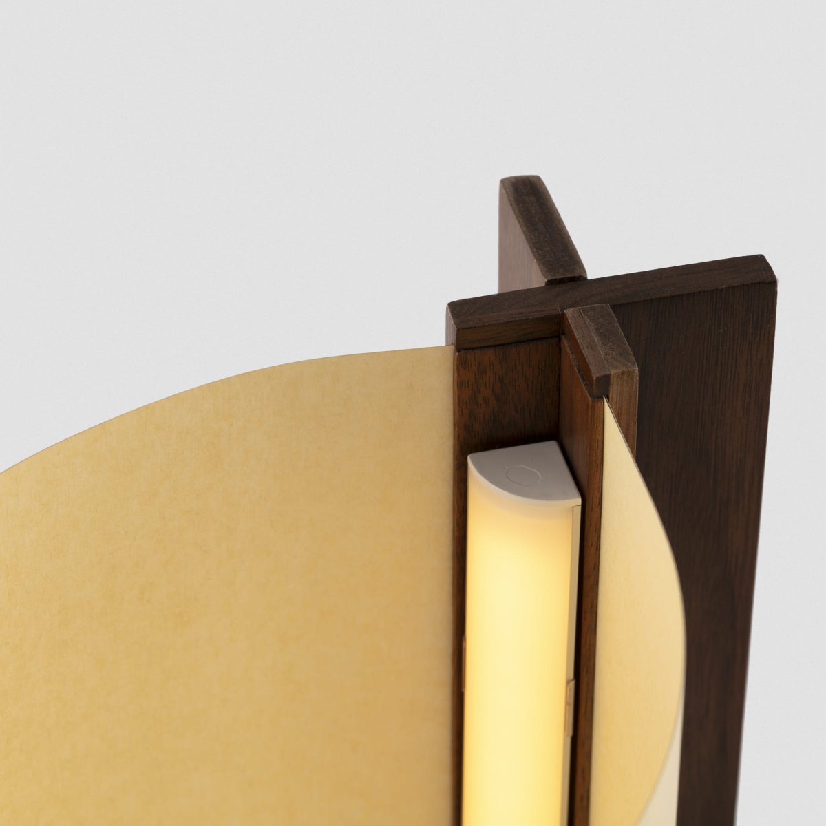 Cata 25cm Pähkinä pöytävalaisin valmistajalta Faro Barcelona - Cata on tietoinen valinta niille, jotka haluavat yhdist&auml;&auml; tyylin, laadun ja planeetan huomioimisen.