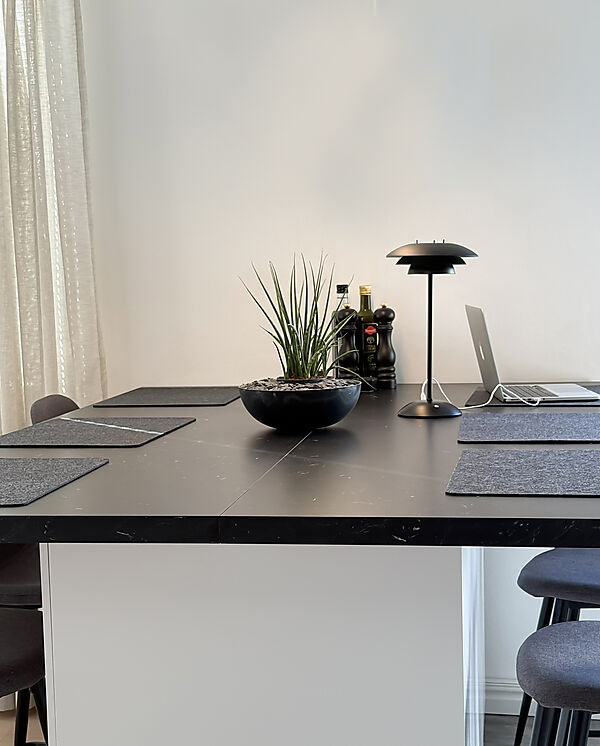 Epsilon 37cm Musta Siirrettävä valmistajalta Aneta Lighting - Epsilon on tyylik&auml;s, kannettava sis&auml;k&auml;ytt&ouml;&ouml;n tarkoitettu p&ouml;yt&auml;valaisin, jossa on ajaton muotoilu ja hienovaraisesti jalustaan sijoitettu kosketushimmennin.