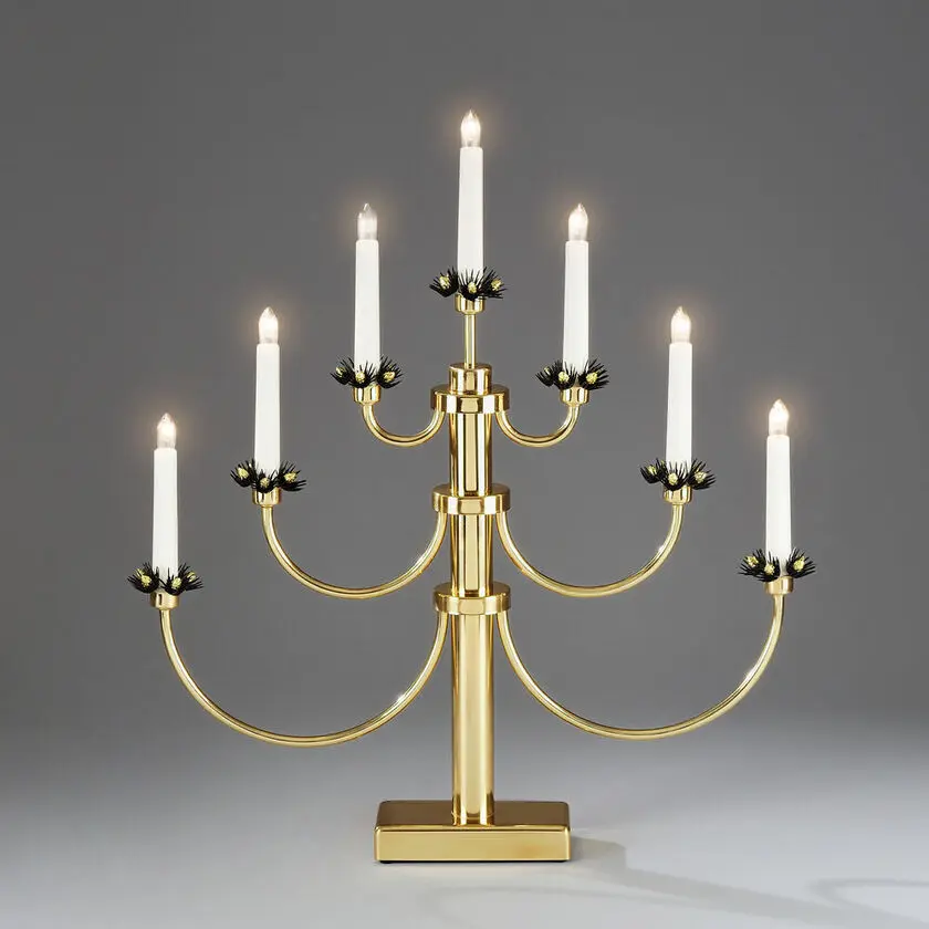 Candelabra 7 Lights Messinki valmistajalta Konstsmide - Klassinen muotoilu seitsem&auml;ll&auml; valolla ja koristeellisilla yksityiskohdilla luo ajattoman ja ylellisen tunnelman.
