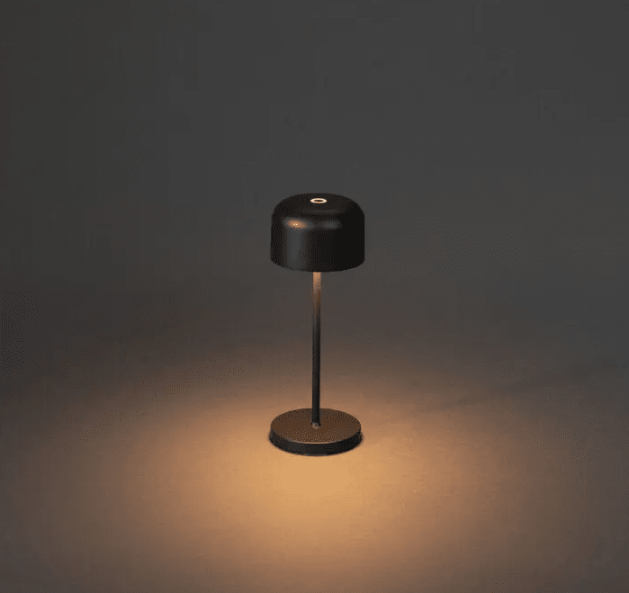 Lille 20cm Musta Siirrettävä valmistajalta Konstsmide - Lille on tyylikäs alumiinista valmistettu ladattava pöytävalaisin ulkokäyttöön.