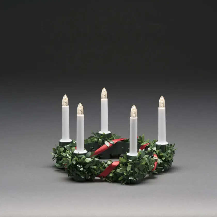 Lucia-kruunu Koristeilla Vihreä valmistajalta Konstsmide - Perinteinen lucia-kattokruunu, jossa vihre&auml; seppele, punainen koristenauha ja 5 l&auml;mpim&auml;n valkoista LED-valoa.