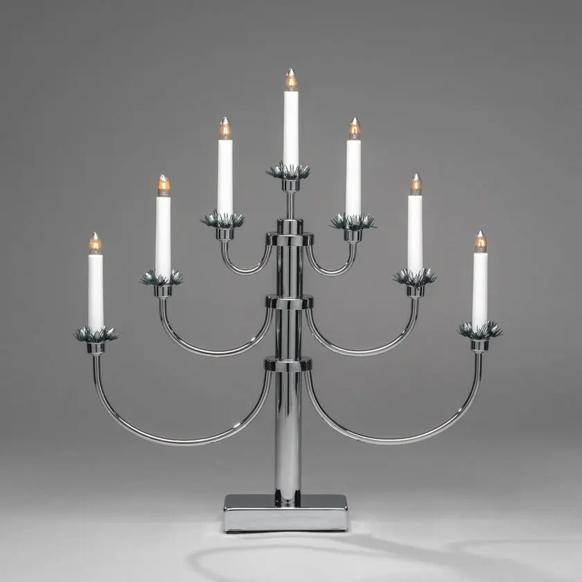 Candelabra 7 Lights Kromi valmistajalta Konstsmide - Klassinen muotoilu seitsem&auml;ll&auml; valolla ja koristeellisilla yksityiskohdilla luo ajattoman ja ylellisen tunnelman.