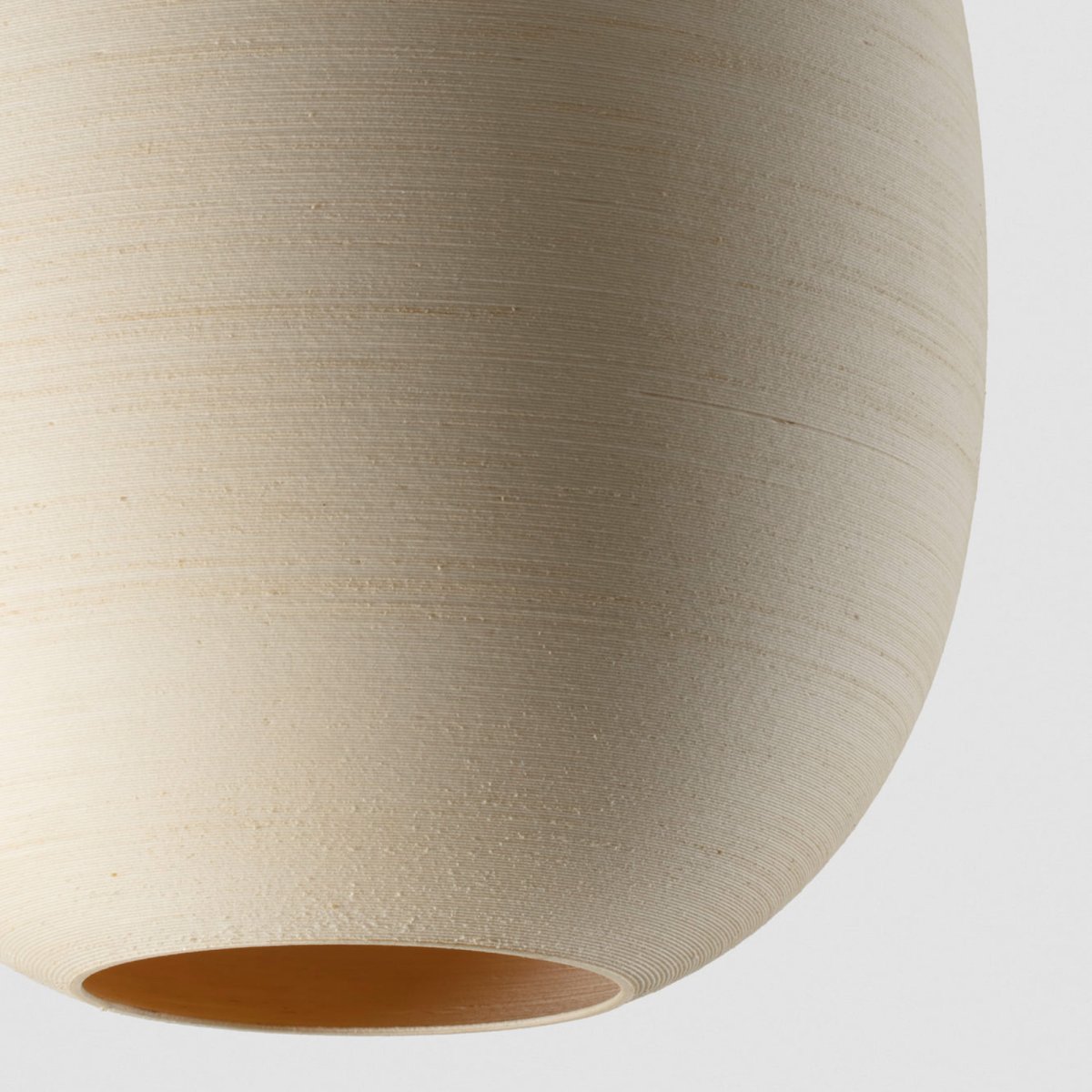 Tierra Ø47 Beige kattovalaisin valmistajalta Faro Barcelona - Tierra 470 on H&eacute;ctor Serranon suunnittelema riippuvalaisin, joka on valmistettu 3D-tulostetusta PLA:sta ja kierr&auml;tetyst&auml; m&auml;ntyselluloosasta &ndash; biomuovimateriaalista, jolla on ainutlaatuinen, ep&auml;s&auml;&auml;nn&ouml;llinen rakenne.