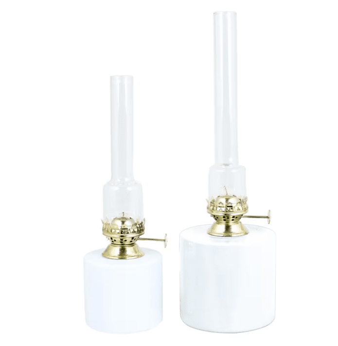 Kerosene Lamp Straight Big Valkoinen valmistajalta Strömshaga - Suora petrolilamppu valkoista muovia ja messinki&auml;.