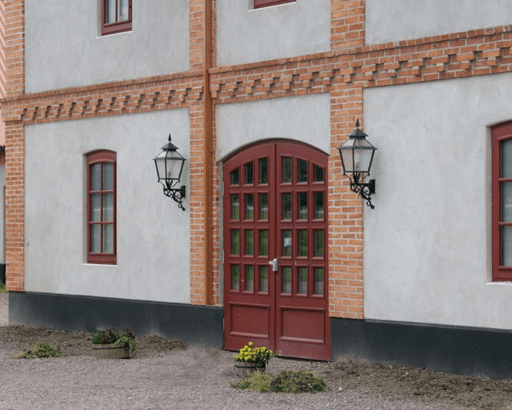 Eriksberg Hapetettu kupari ulkovalo valmistajalta Westal - Lyhdyn alaosa on antiikkimusta taontaa ja runko voimakkaasti hapetettua kuparia, mik&auml; antaa tyylikk&auml;&auml;n ja ajattoman muotoilun.