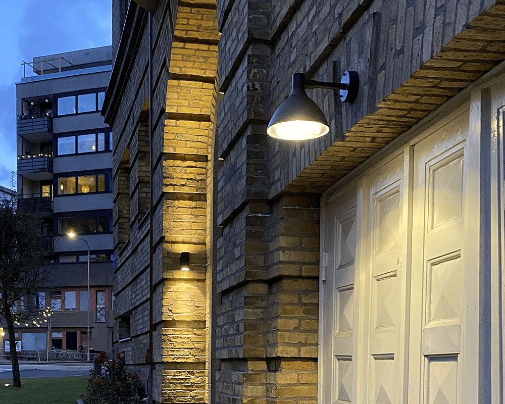 Ark Mini Antrasiitti ulkovalo valmistajalta Westal - Ark-miniseinävalaisin on seinävalaisin himmennetyllä alasvalolla, joka on valmistettu kromatusta ja jauhemaalatusta alumiinista ja jossa on häikäisysuoja PET-G:tä.