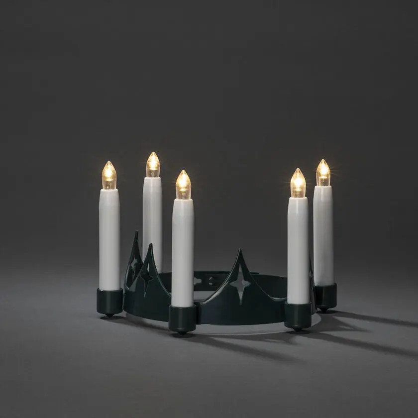 Lucia-kruunu Vihreä valmistajalta Konstsmide - Perinteinen lucia-kattokruunu vihre&auml;&auml; muovia, jossa on 5 valkoista LED-valoa, jotka levitt&auml;v&auml;t l&auml;mmint&auml; ja tunnelmallista hehkua.