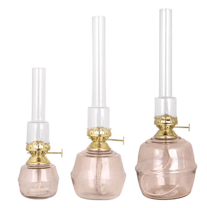 Kerosene Lamp Majken Big Vaaleanpunainen valmistajalta Strömshaga - Suuri petrolilamppu v&auml;rillisess&auml; tuhkanpunaisessa lasissa, joka luo kauniin v&auml;ris&auml;vyn mutta samalla l&auml;pin&auml;kyv&auml;n pinnan.