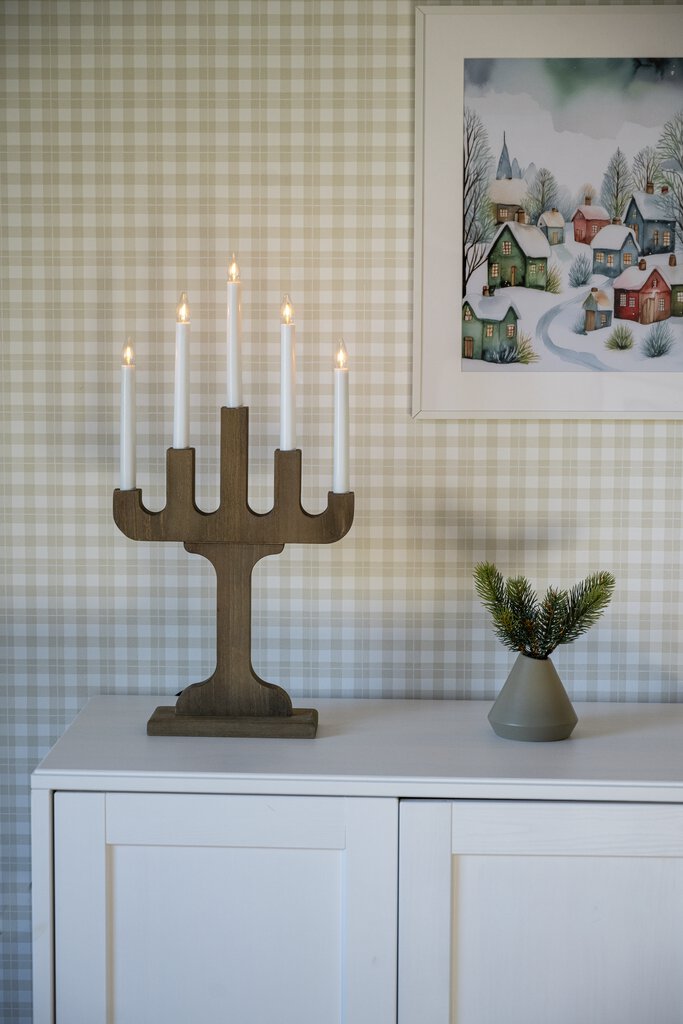 Candelabra 5 Lights Saksanpähkinä valmistajalta Konstsmide - Tyylik&auml;s puukynttil&auml;njalka&auml; kauniilla p&auml;hkin&auml;v&auml;rill&auml; &ndash; Klassinen ja tyylik&auml;s sisustus ikkunoihin tai p&ouml;ytiin.