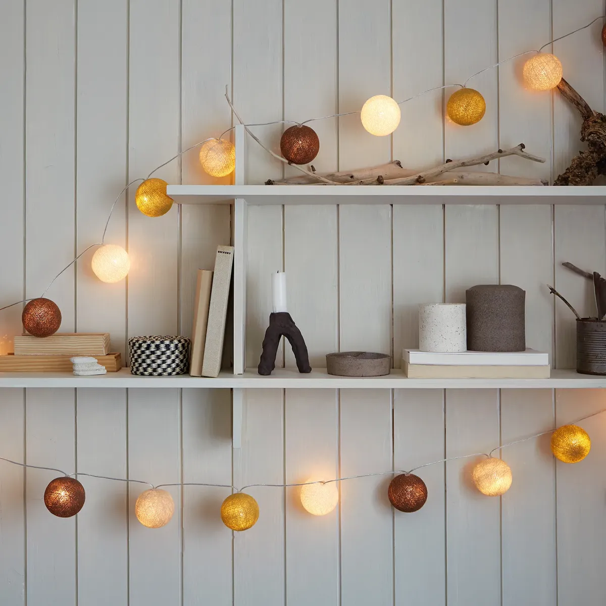 Irislights Biscotti 35-lights Ruskea valmistajalta Irislights - L&auml;mpim&auml;n hehkunsa ja maanl&auml;heisten ruskean, beigen ja valkoisen v&auml;riens&auml; ansiosta Biscotti on suosittu sisustuselementti niin isoille kuin pienillekin.