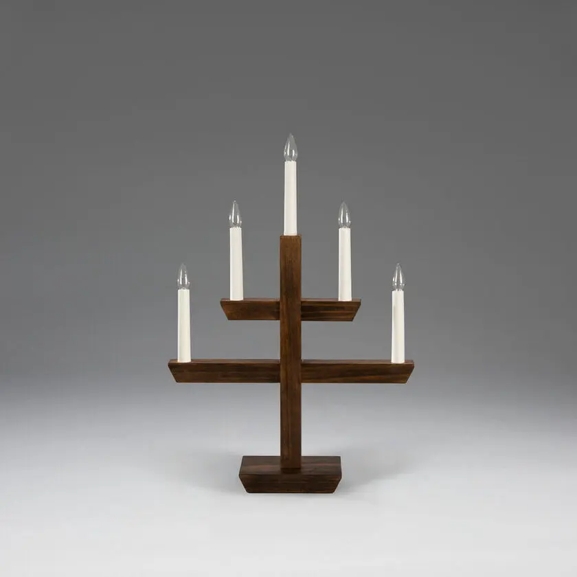 Wooden Candelabra 5 Lights Ruskea tahra valmistajalta Konstsmide - Moderni kynttil&auml;njalka ruskeaksi petsattua puuta&auml; tyylikk&auml;&auml;ll&auml; muotoilulla ja viidell&auml; kauniisti loistavalla valolla.