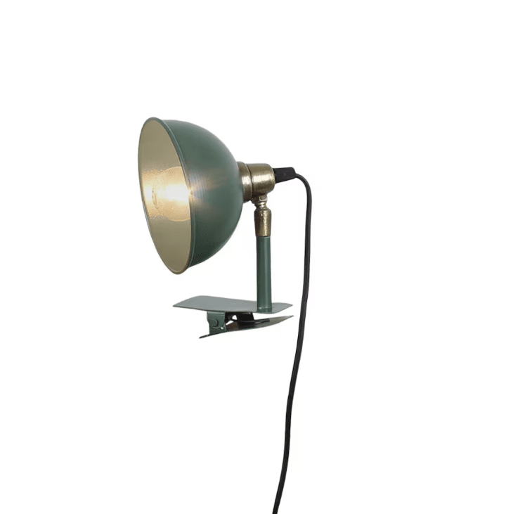 Pelle Vihreä nipistinvalaisin valmistajalta Strömshaga - Puristimen avulla lamppu on helppo siirt&auml;&auml; eteenp&auml;in; ja sopii sinne&aring; hyv&auml; korostaa tiettyj&auml; kuvioita tai yksityiskohtia huoneessa.