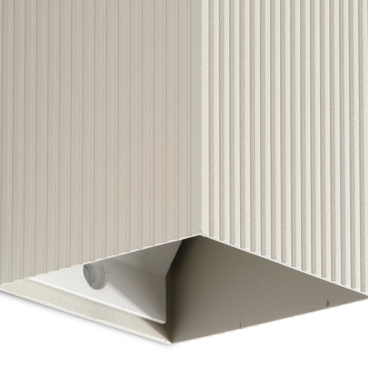 Lune 10cm Harmaa uritettu seinävalaisin valmistajalta Faro Barcelona - Lune on neli&ouml;nmuotoinen sein&auml;valaisin, jossa on harmaa uritettu pinta, joka yhdist&auml;&auml; toiminnallisuuden ja muodon.