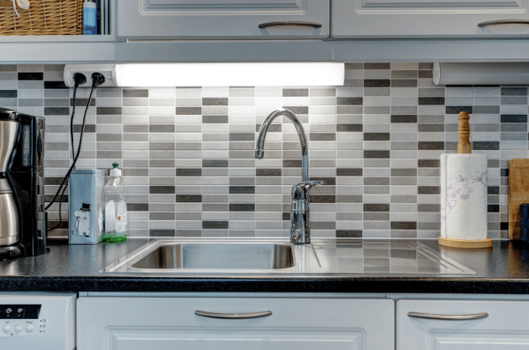 Handy Pistorasia 55cm Valkoinen valmistajalta Airam - Handy voidaan pinta-asentaa suoraan tai 45&deg; kulmaan; kulmassa ja 90 asteen kulmassa.