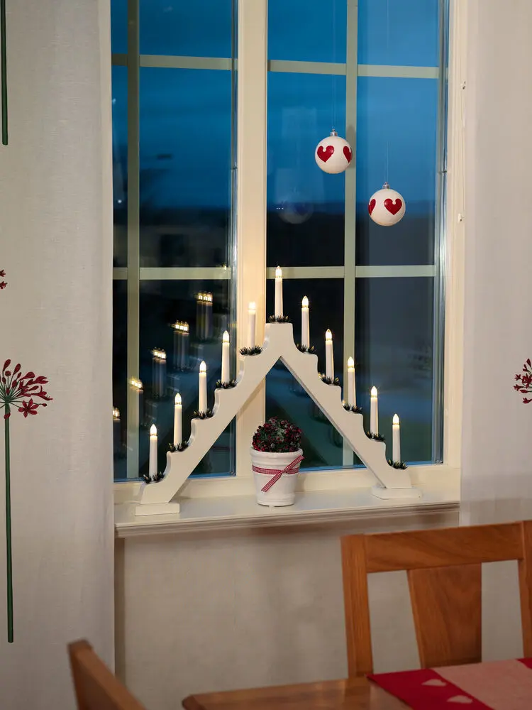 Candelabra 11 Lights Valkoinen valmistajalta Konstsmide - 11 klassisen puolisuunnikkaan muotoisen kynttil&auml;n ja koristeellisten hihansuiden ansiosta se luo l&auml;mpim&auml;n ja juhlavan tunnelman kotiin.