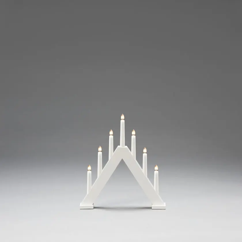 Candelabra 7 Lights Valkoinen valmistajalta Konstsmide - Luo tyylik&auml;s ja moderni joulutunnelma t&auml;ll&auml; tyylikk&auml;&auml;ll&auml; adventtikynttil&auml;njalalla, joka on mattavalkoiseksi lakattua puuta.