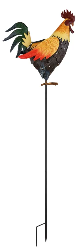 Rooster Monivärinen aurinkokennolamppu valmistajalta Globo Lighting - Den fungerar b&aring;de som en dekorativ detalj och en st&auml;mningsfull ljusk&auml;lla som ger din utomhusmilj&ouml; en hemtrevlig och lantlig karakt&auml;r.