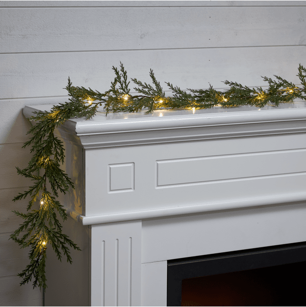 Thuja 180cm Vihreä valmistajalta Star Trading - Tuijan seppele on 180 cm pitk&auml; ja siin&auml; on oksia, jotka n&auml;ytt&auml;v&auml;t tuijan neulasilta.