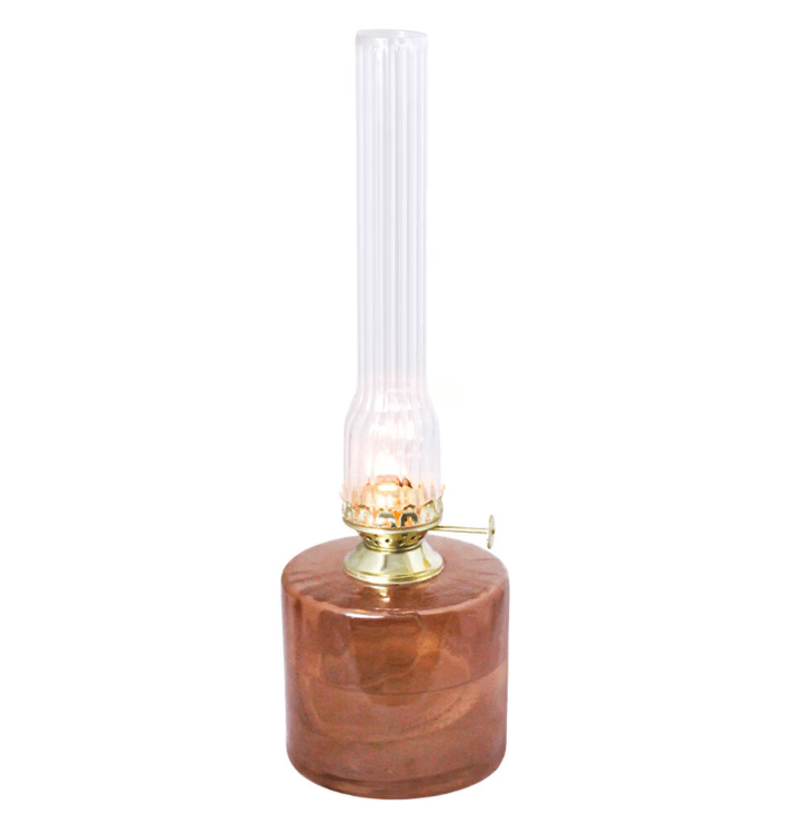 Kerosene lamp elvira big Ruskea valmistajalta Strömshaga - Valaisin on valmistettu 50-60 % kierr&auml;tyslasista ja sopii syd&auml;men tuotenumeron 116210 sek&auml; polttimien kanssa tuotenumerolla 139420G tai 121810G.