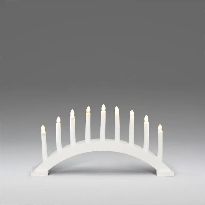 Candelabra 9 Lights Valkoinen valmistajalta Konstsmide - Kauniisti kaareva muoto ja yhdeks&auml;n valoa antavat harmonisen vaikutelman ja sopivat t&auml;ydellisesti ikkunaan tai pilariin.