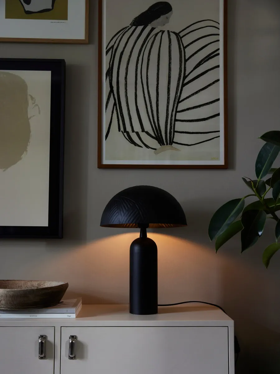 Carter 45cm Musta pöytävalaisin valmistajalta PR Home - Carter on valmistettu metallista mattamustalla viimeistelyllä, varjostimen halkaisija on 31 cm ja siinä on koristeellinen vasarakuvio.