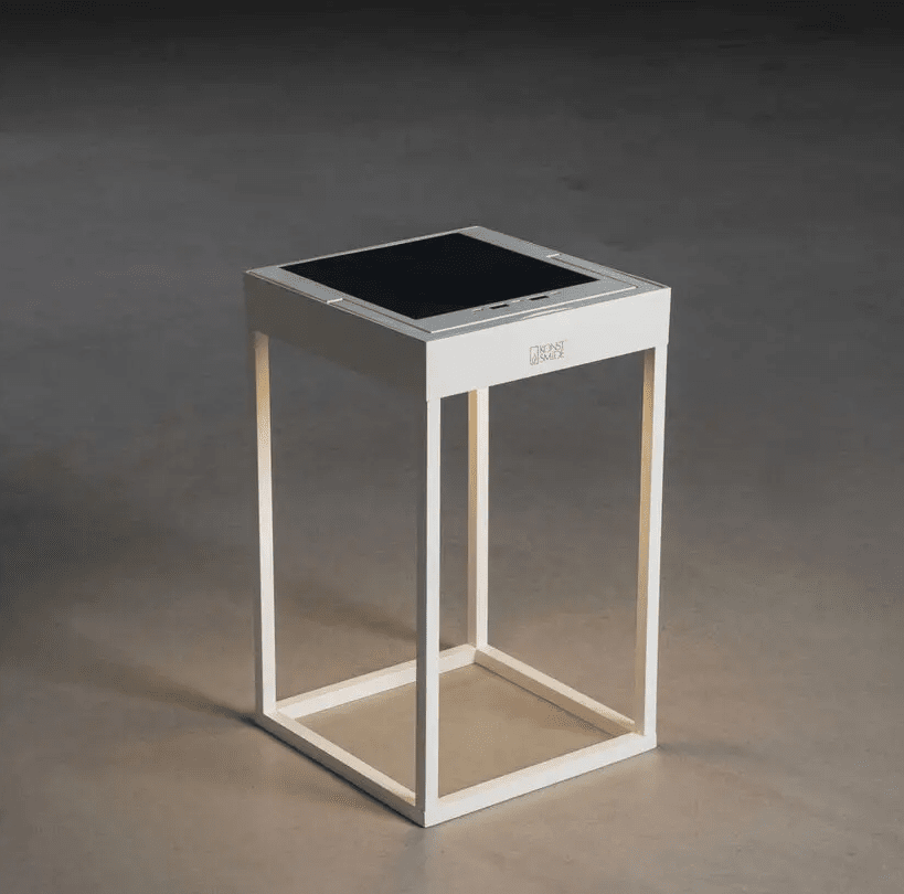 Portofino 30cm Valkoinen aurinkokennolamppu valmistajalta Konstsmide - Portofino on moderni ladattava lyhty, jossa on minimalistinen muotoilu ulkokäyttöön.