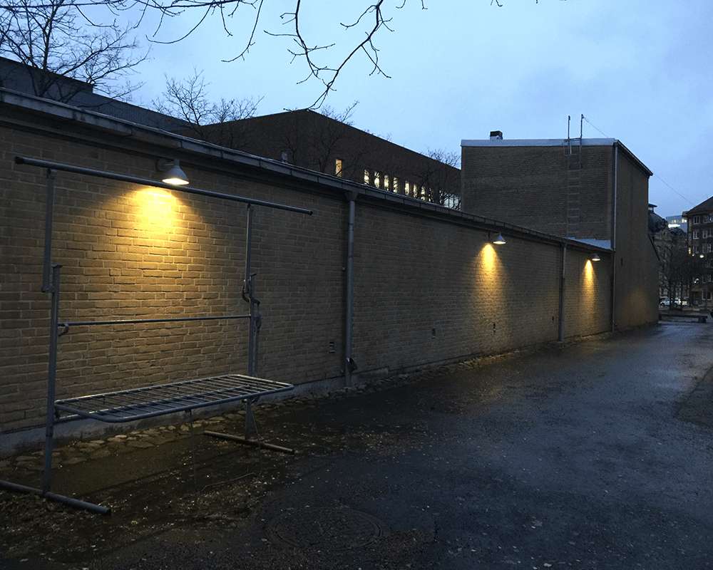 Ark Mini Valkoinen ulkovalo valmistajalta Westal - Ark-miniseinävalaisin on seinävalaisin himmennetyllä alasvalolla, joka on valmistettu kromatusta ja jauhemaalatusta alumiinista ja jossa on häikäisysuoja PET-G:tä.
