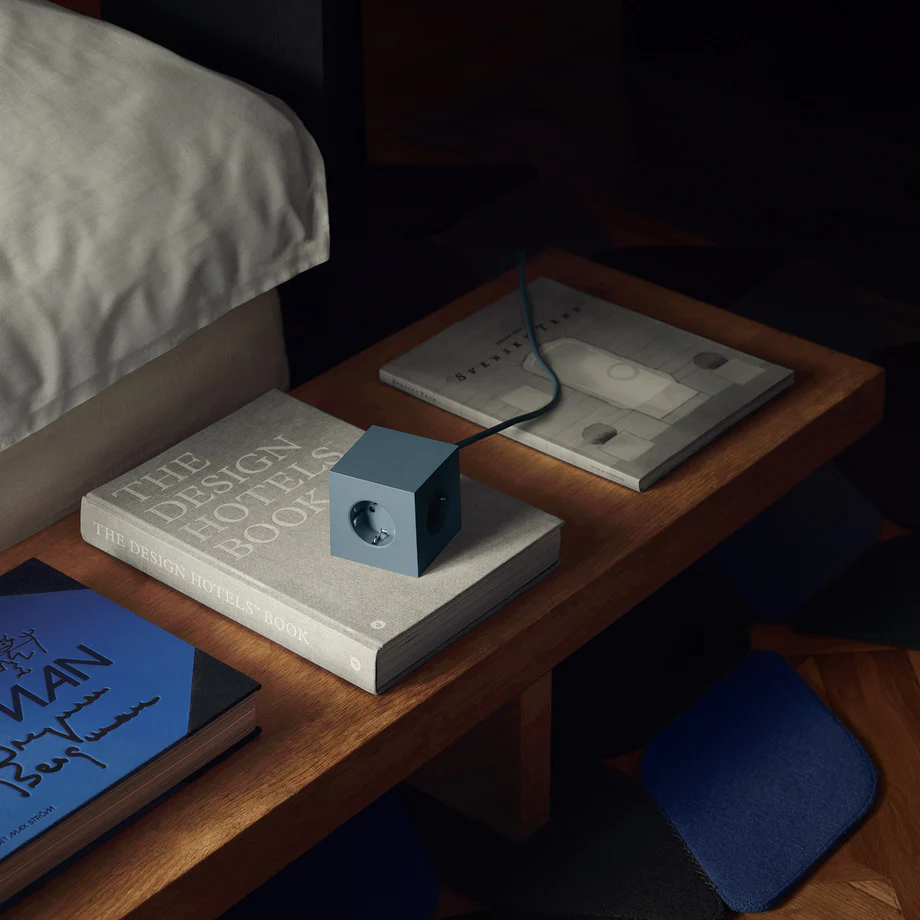 Square 1 with 30W Dual USBC & Magnetic base, 3m Sininen valmistajalta Avolt - Avoltin tyylikk&auml;&auml;sti muotoiltu jatkojohto, jossa on pitk&auml; PVC-johto, kierr&auml;tysmuovista valmistettu kuutio ja pohjassa magneettilevy sein&auml;lle ripustamista varten.