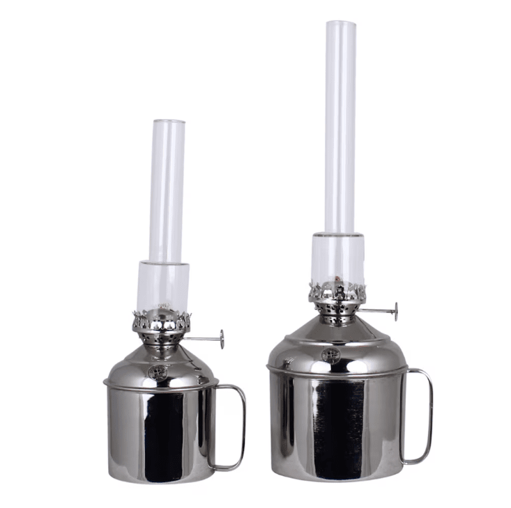 Kerosene lamp linné big Hopea valmistajalta Strömshaga - Valmistettu nikkelipinnoitetusta messingist&auml; ja kaivoputket kirkkaassa lasissa.