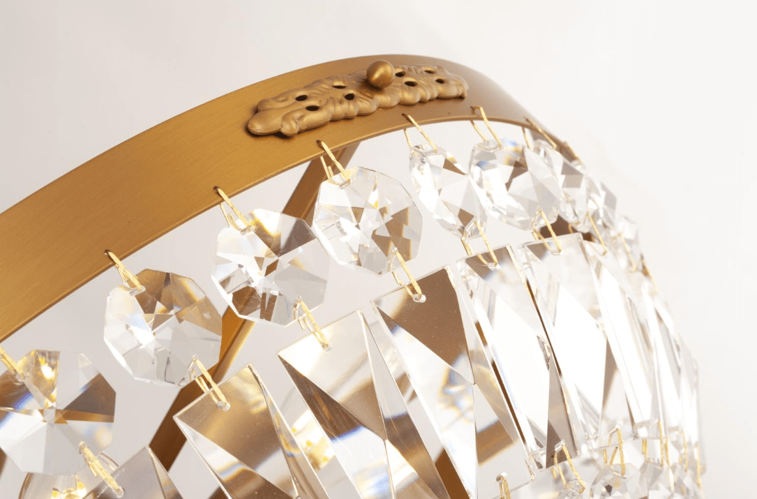 Rhea Ø50 Harjattua messinkiä kristalli valmistajalta Norrsken Design - Se antaa huoneelle ylellisen ja elegantin ilmeen ja luo hienostuneen tunnelman.