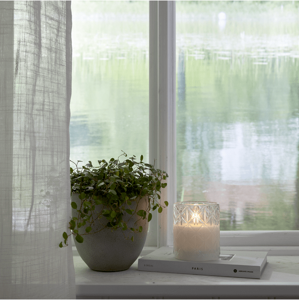 LED Kynttilä Flamme Romb Läpinäkyvä valmistajalta Star Trading - Siinä on ajastintoiminto ja kun kytkin on päällä; ajastintila sytyttää valon 6 h päällä, 18 h pois päältä toistuvasti kauniilla realistisella liekillä lämpimän valkoisena hehkuna.