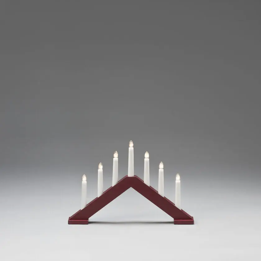 Candelabra 7 Lights Matta tummanpunainen valmistajalta Konstsmide - Anna kotiisi ajaton ja tyylik&auml;s joulutunnelma t&auml;ll&auml; tyylikk&auml;&auml;ll&auml; puisella adventtikynttil&auml;njalalla.