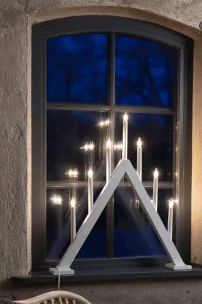 Ariele Valkoinen valmistajalta Markslöjd - Tyylik&auml;s klassinen valkoinen adventtikynttil&auml;njalka, jossa on 7 kynttil&auml;&auml;.