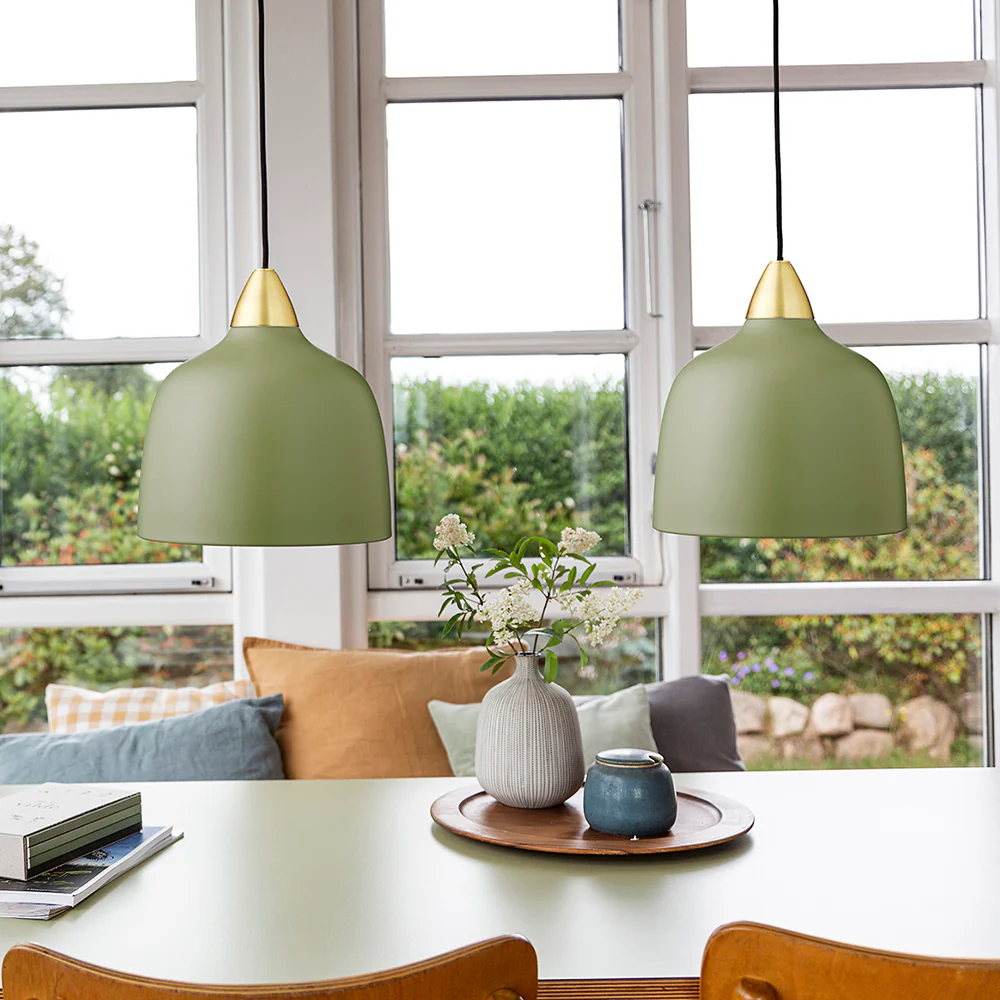 Urban Ø24 Oliivinvihreä kattovalaisin valmistajalta Superliving - Urban-riippuvalaisin yhdist&auml;&auml; modernin muotoilun ylelliseen messingin ripaukseen luodakseen kotiisi tyylikk&auml;&auml;n ja hienostuneen tunnelman.