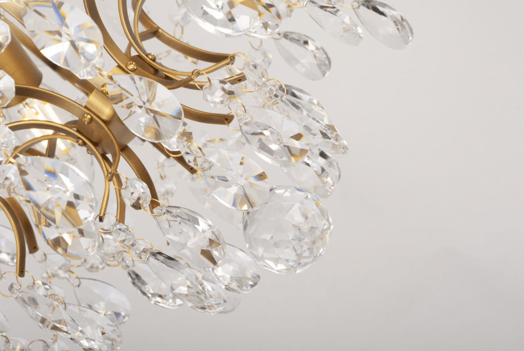 Kate Ø35 Harjattua messinkiä kristalli valmistajalta Norrsken Design - Loistavilla käsin leikatuilla Class 1 K9 -kiteillä ja kultaisella viimeistelyllä se heijastaa valoa maagisella tavalla ja luo unohtumattoman tunnelman.