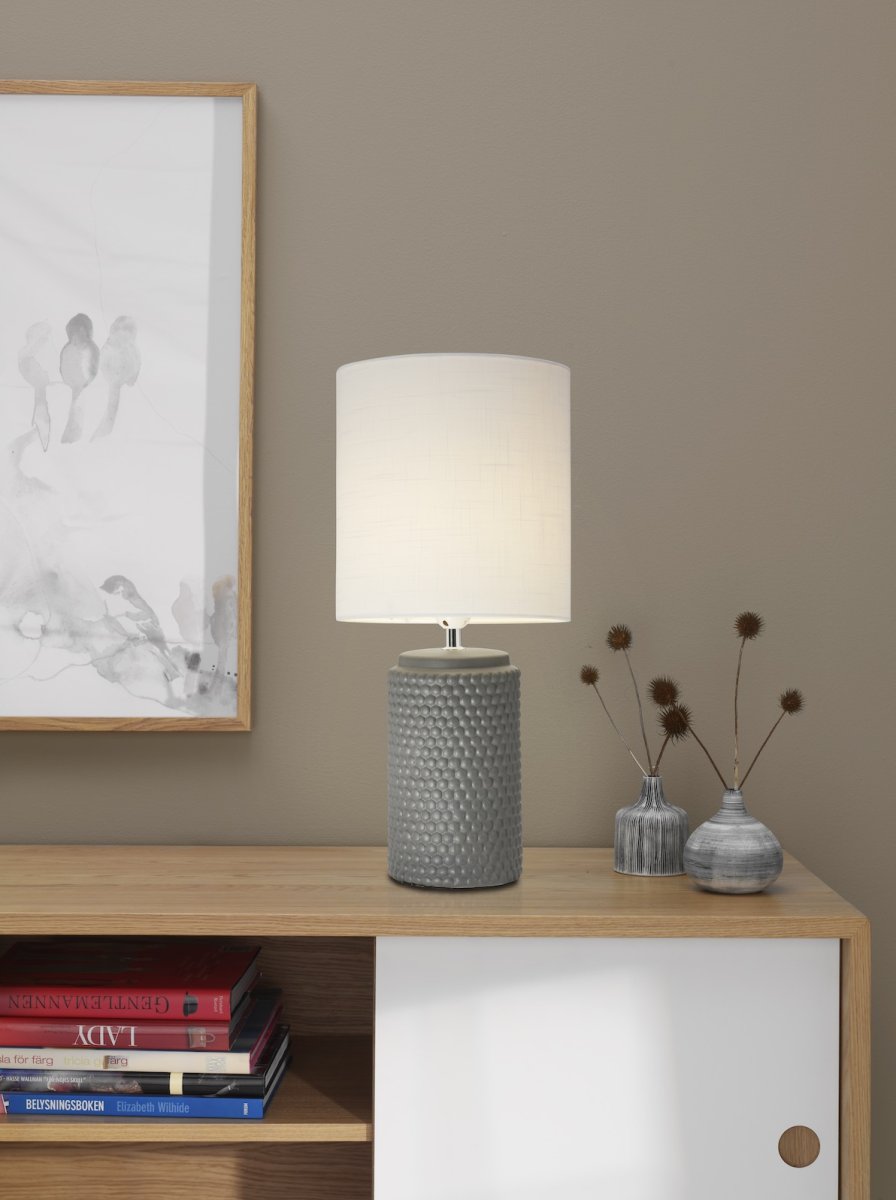 Bubble 50cm Harmaa pöytävalaisin valmistajalta Cottex - Bubble-p&ouml;yt&auml;valaisin on tyylik&auml;s keraaminen valaisin, jonka jalassa on ainutlaatuinen kuplarakenne, joka antaa modernin vaikutelman.