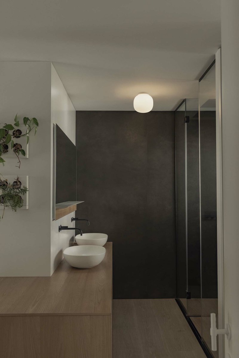 Amelia Ø22 Valkoinen kylpyhuoneen valaisin valmistajalta Faro Barcelona - Amelia on H&eacute;ctor Serranon suunnittelema valkoinen kattovalaisin, jolla on kevyt ja ilmava ilme.