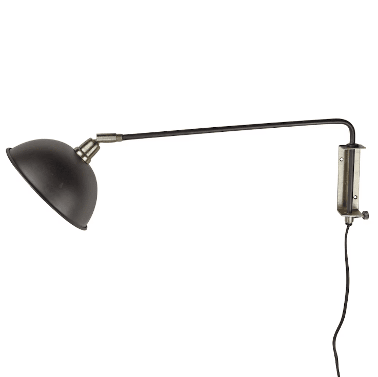 Kerstin 44cm Musta seinävalaisin valmistajalta Strömshaga - Musta metallisein&auml;valaisin, kallistettava p&auml;&auml; ja koristeelliset messinkiyksityiskohdat.